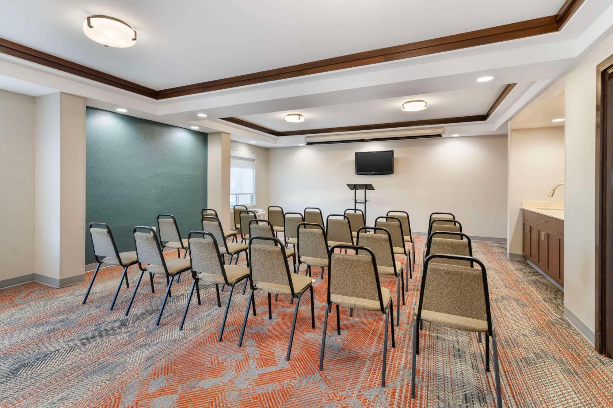 Comfort Inn Airport Манчестър Екстериор снимка