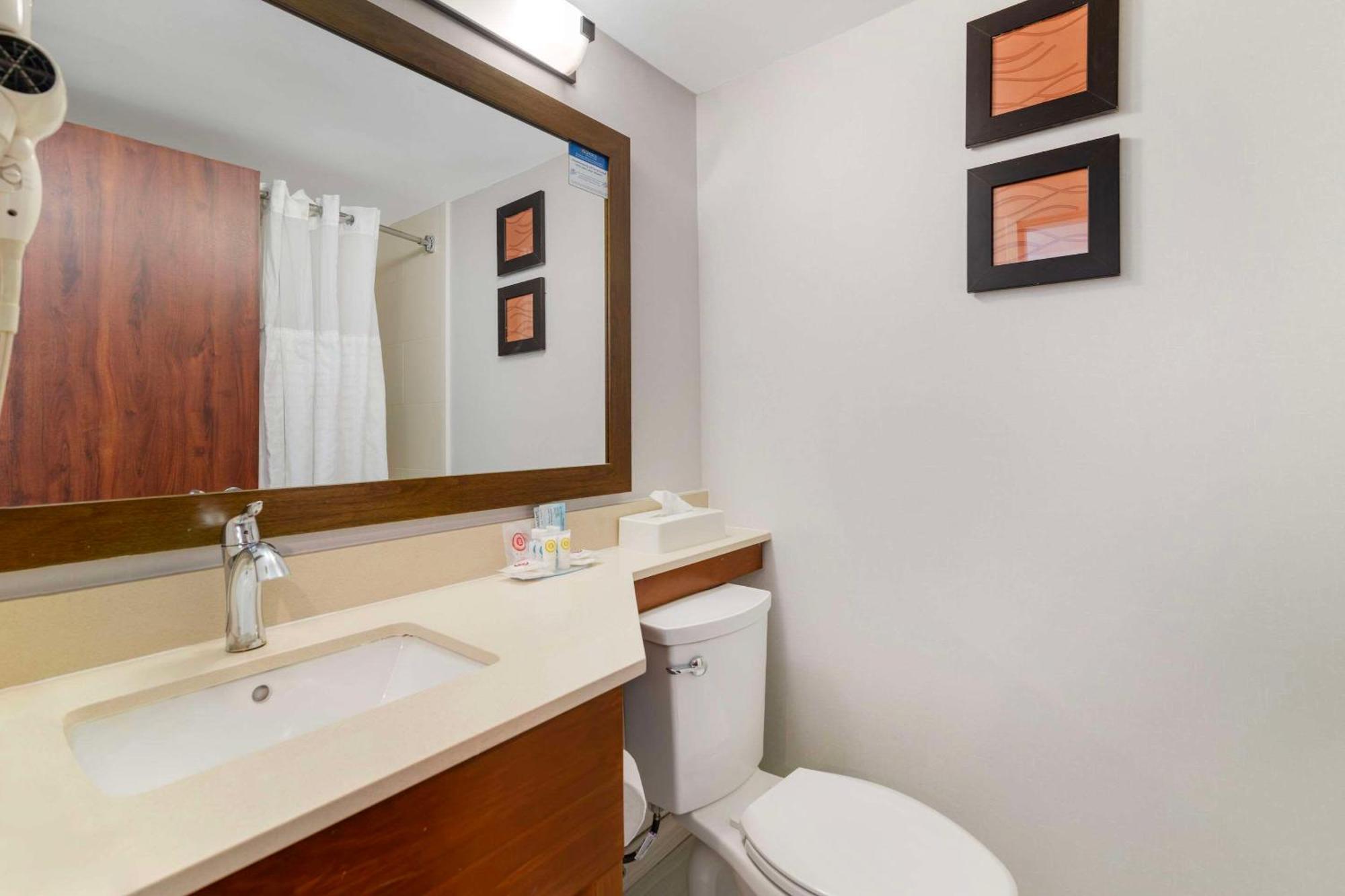 Comfort Inn Airport Манчестър Екстериор снимка