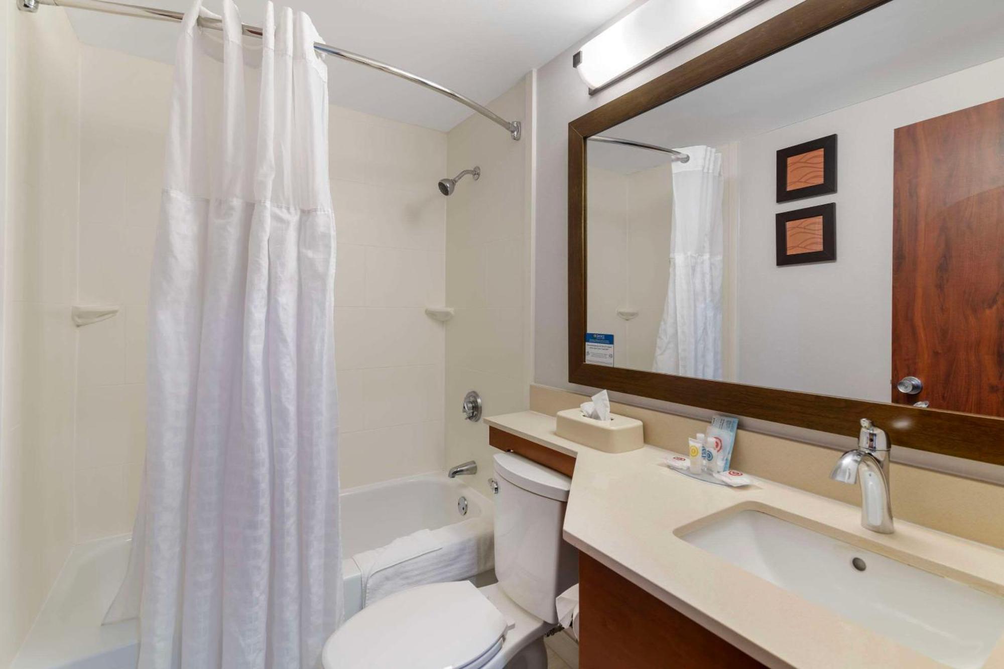 Comfort Inn Airport Манчестър Екстериор снимка