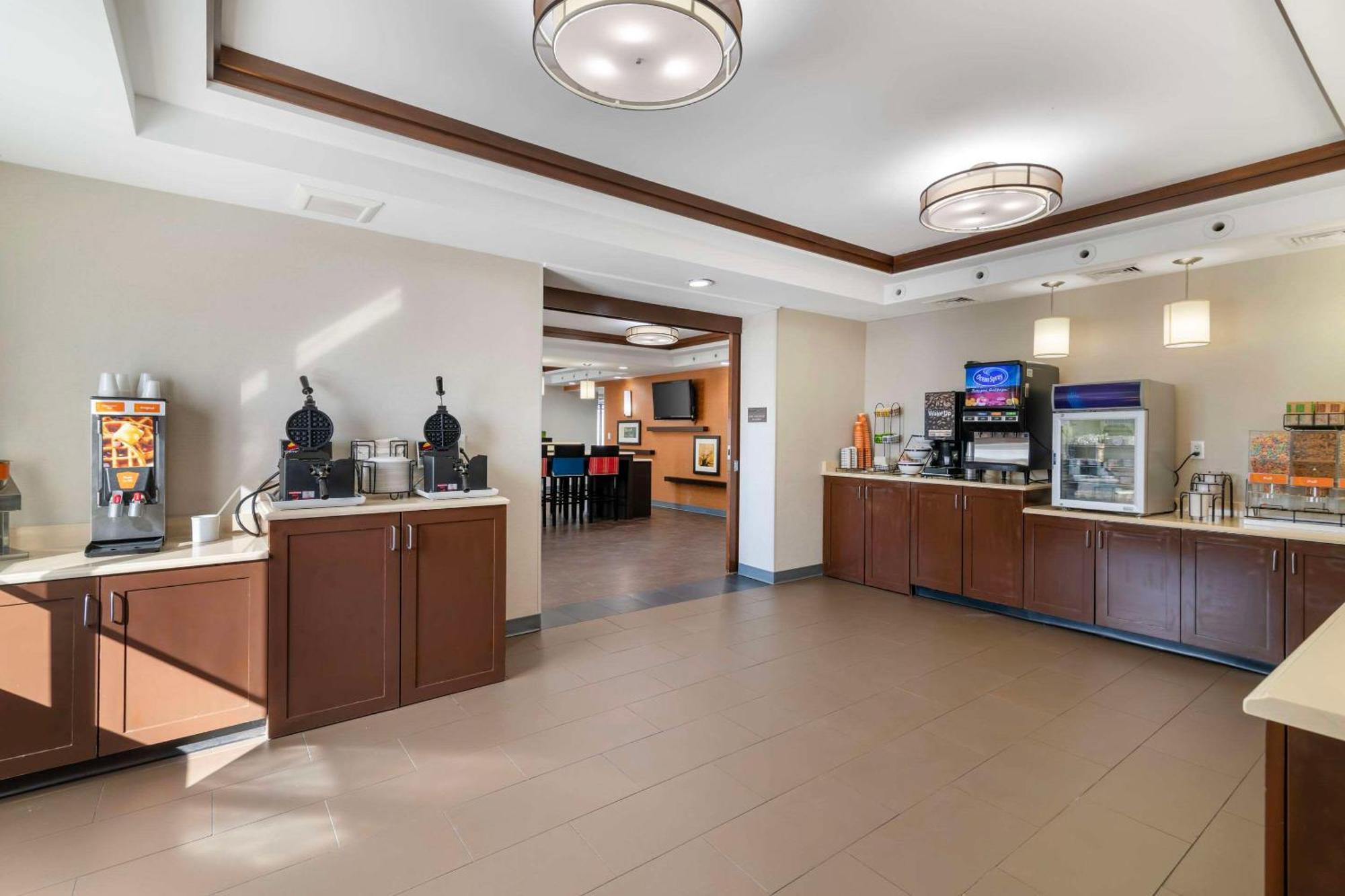 Comfort Inn Airport Манчестър Екстериор снимка