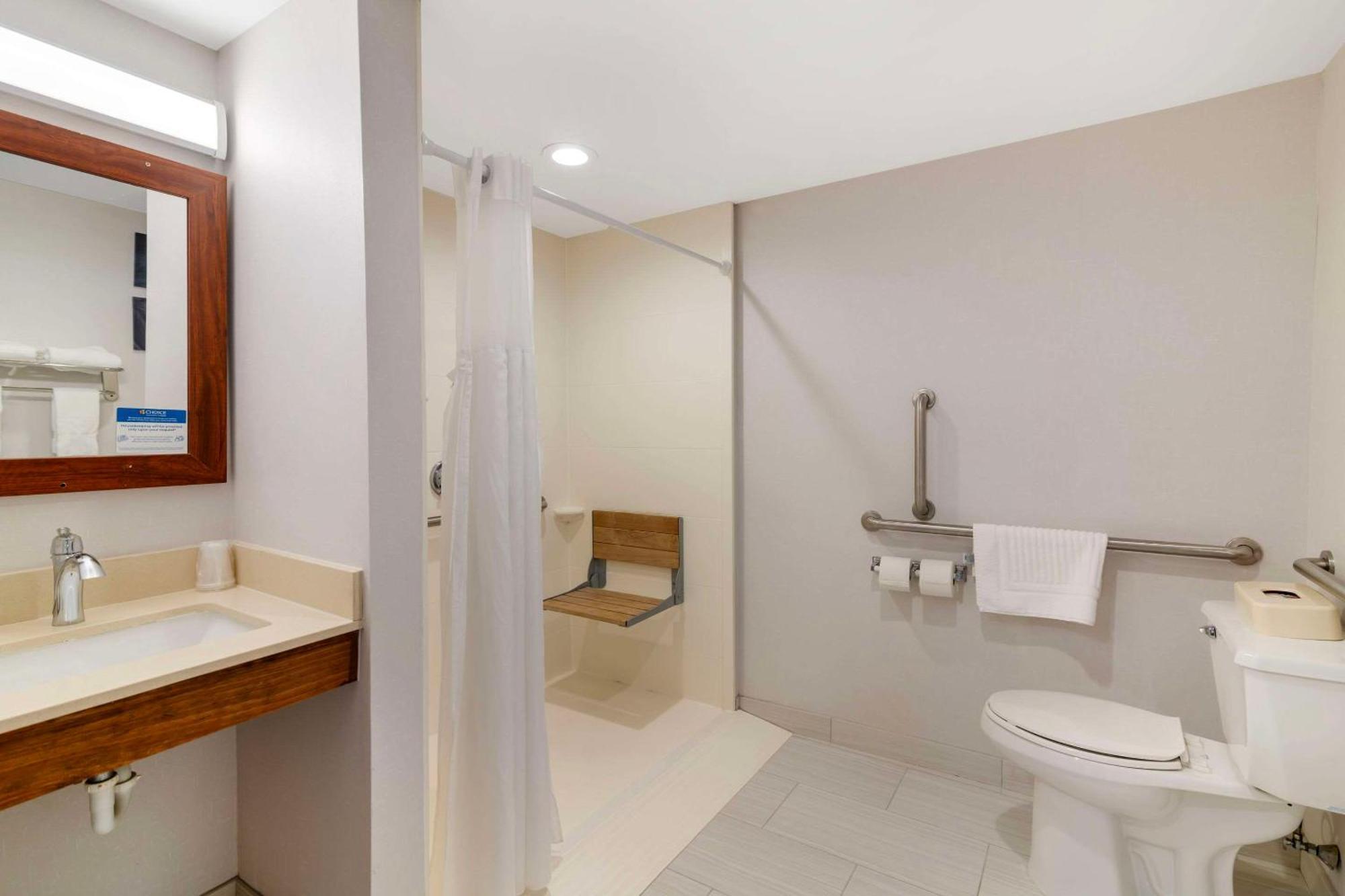 Comfort Inn Airport Манчестър Екстериор снимка